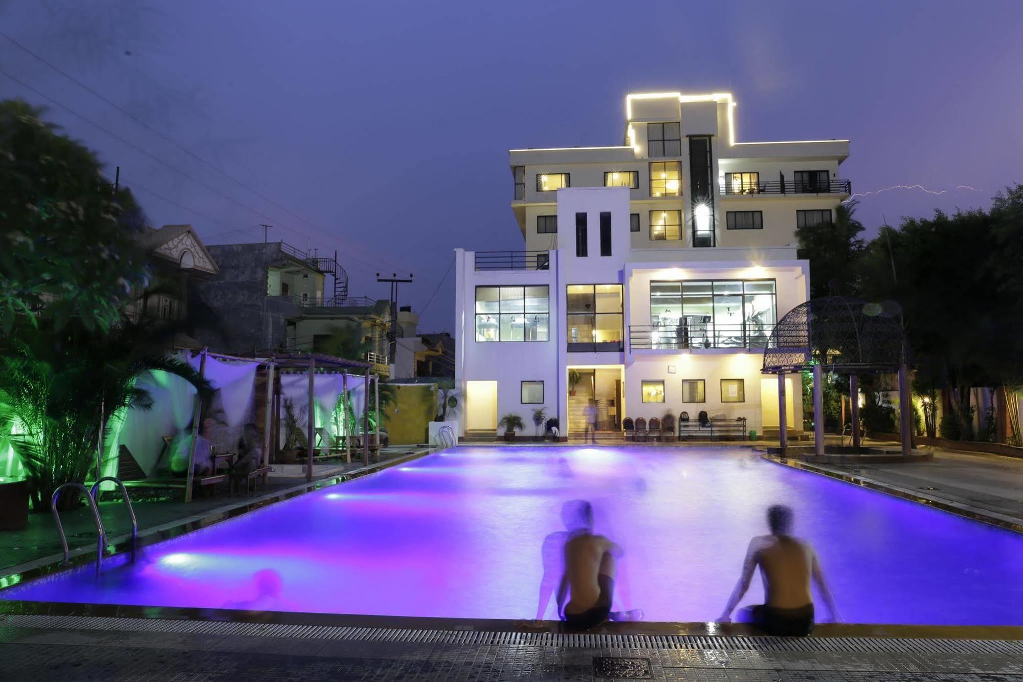 Club Denovo Hotel Butwal Ngoại thất bức ảnh