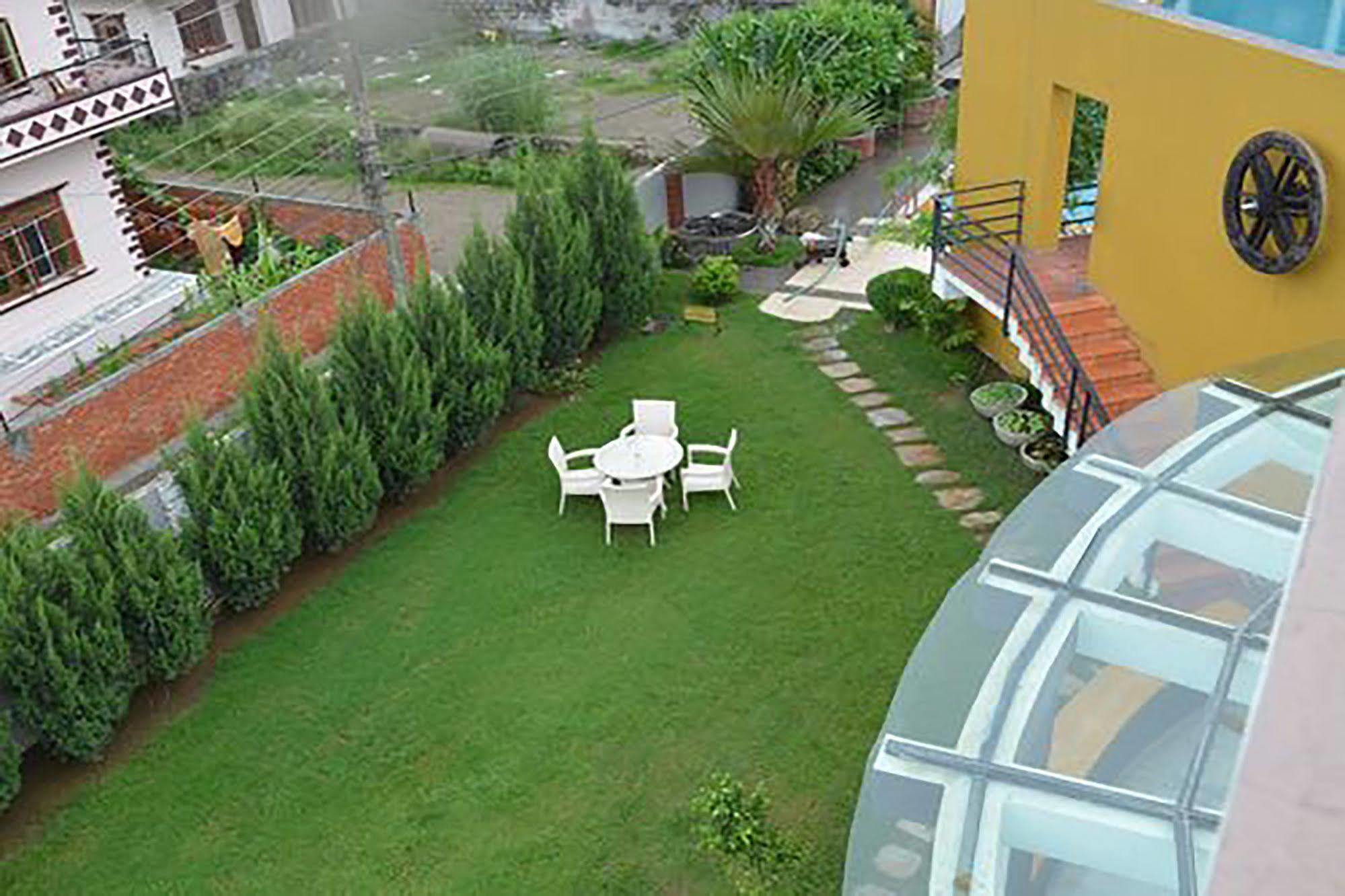 Club Denovo Hotel Butwal Ngoại thất bức ảnh