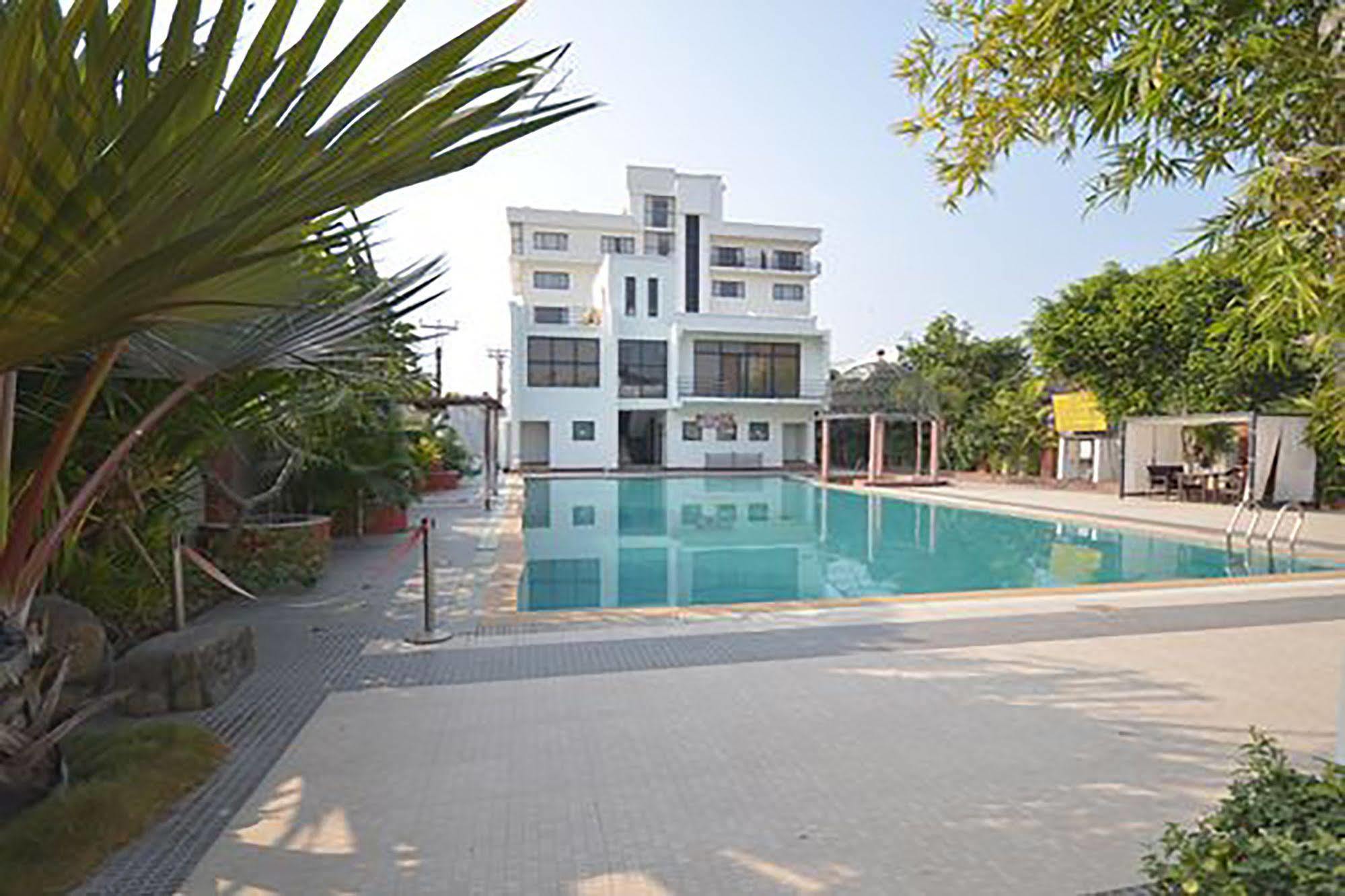 Club Denovo Hotel Butwal Ngoại thất bức ảnh